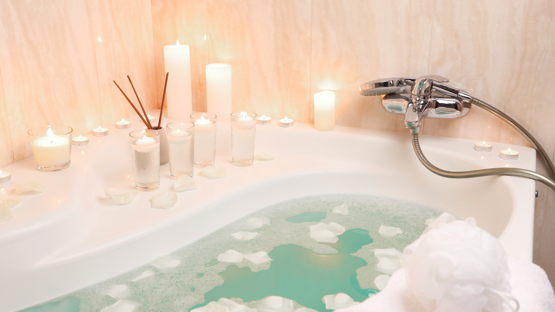 Showroom thiết bị phòng tắm cao cấp AuraLux tại Hà Nội — không gian trưng bày bồn tắm và phòng xông hơi
