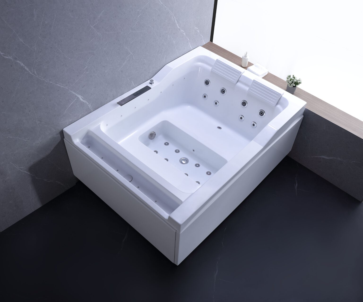 Bồn tắm nằm acrylic trắng đặt dọc tường phòng tắm hiện đại với vòi sen và kệ gỗ