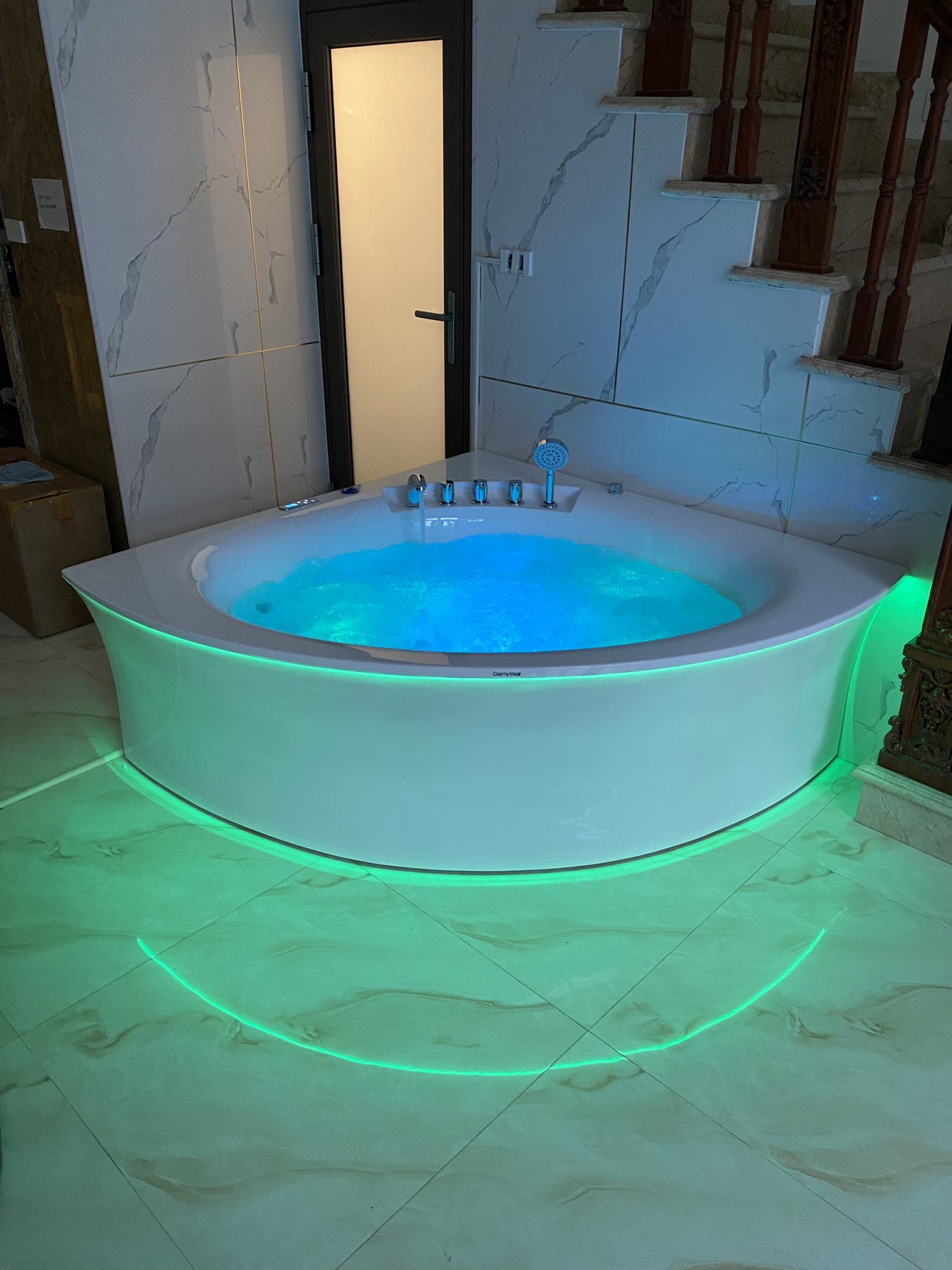 Bồn tắm Gemy giá cao cấp GemyStar GS-5004 với hệ thống massage đa tầng và đèn LED