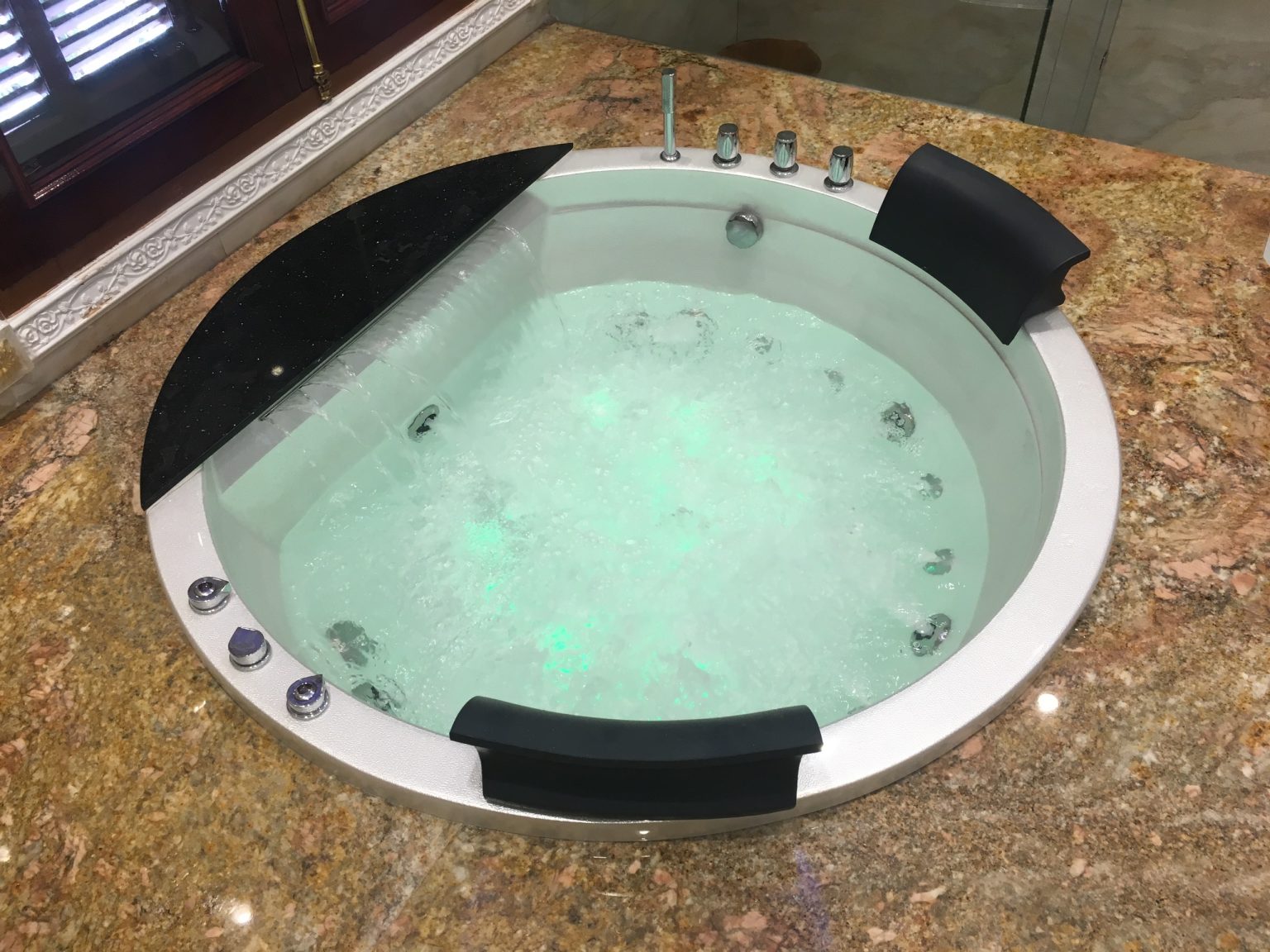 Bồn tắm massage âm sàn ngọc trai GemyStar GS-5020 đá kim sa đen