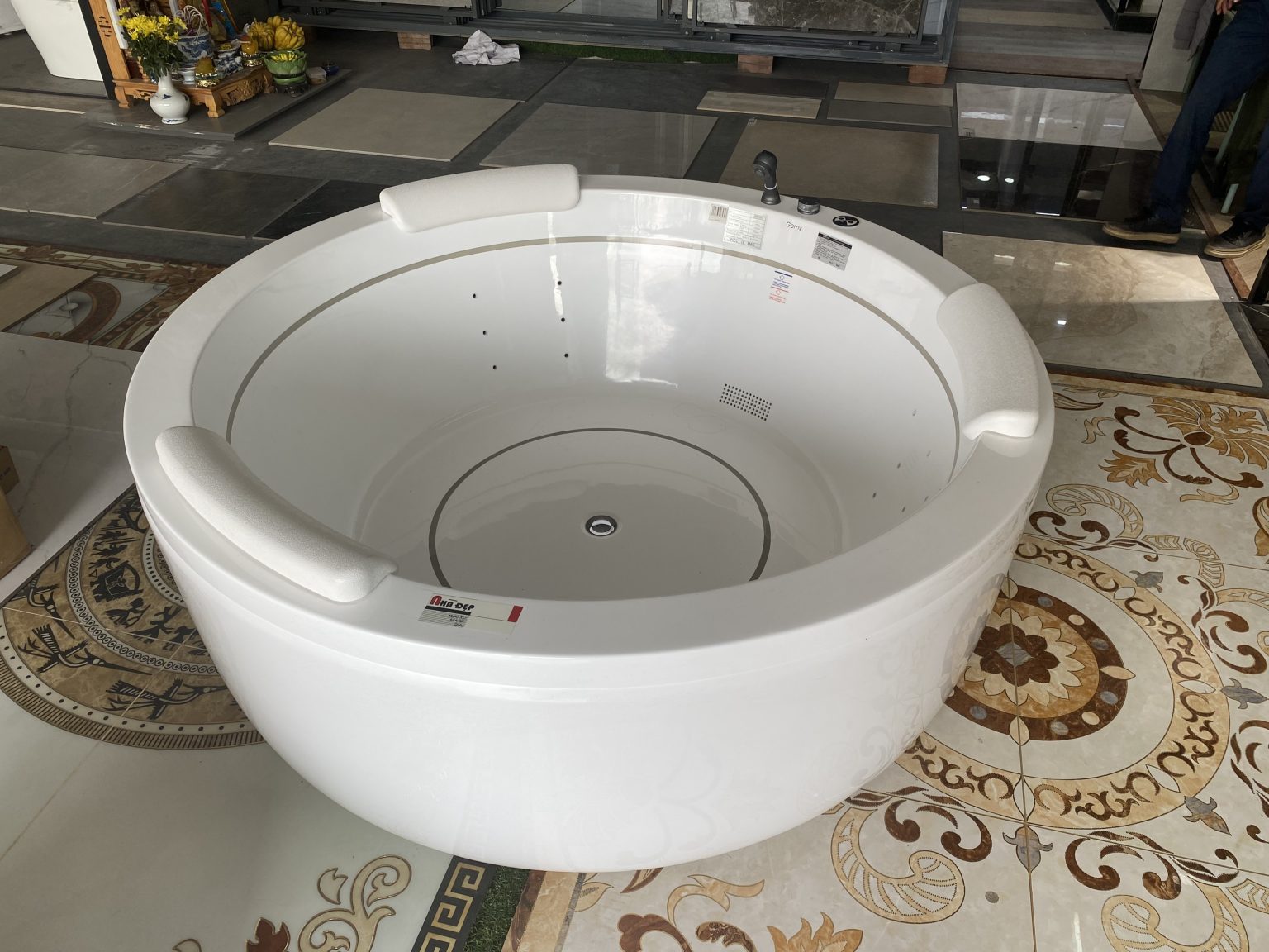 18 mắt sủi bọt bong bóng tích hợp đèn LED đáy bồn tắm GEMY G9270-A