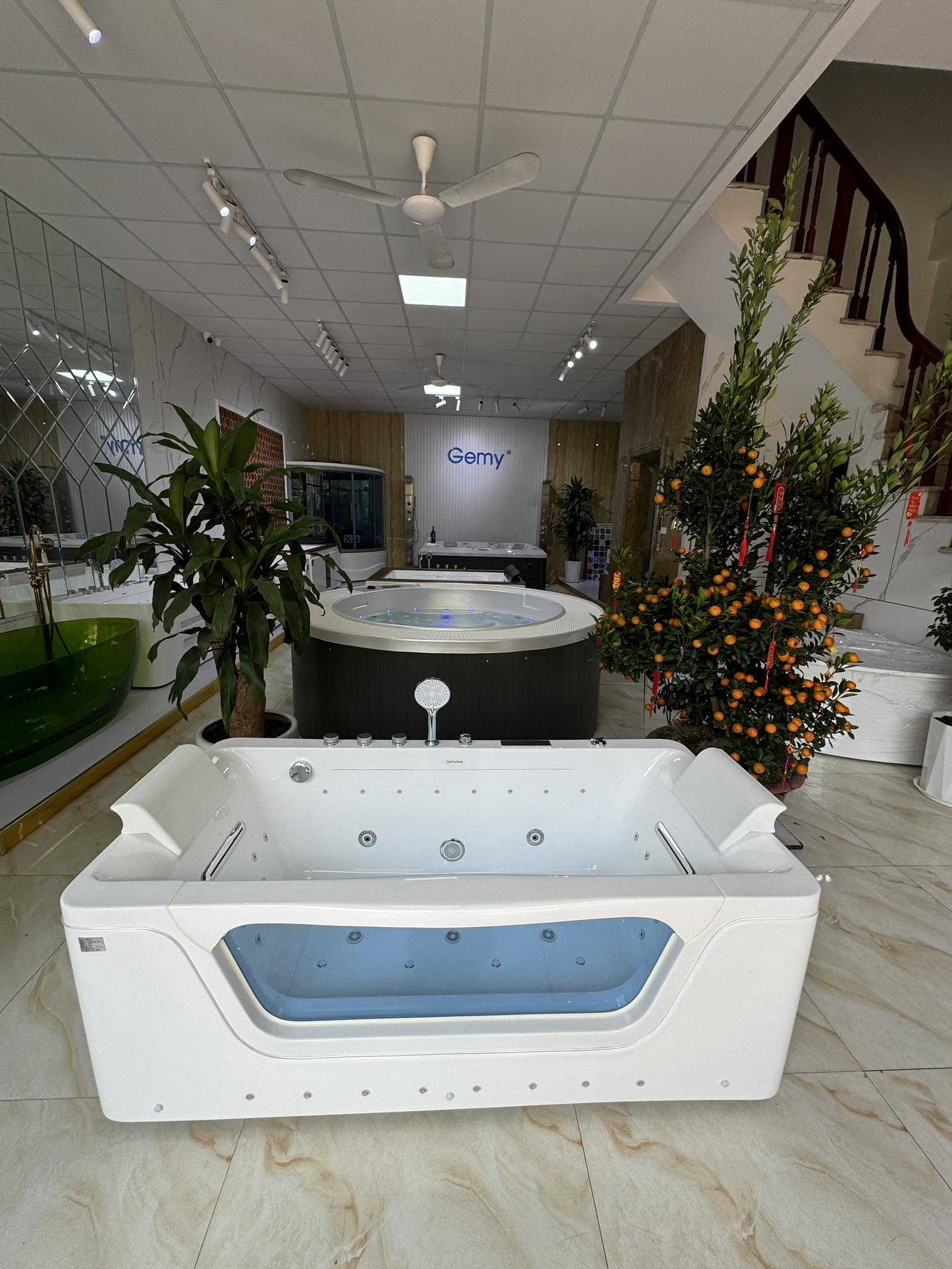 Bồn tắm nằm và bồn tắm góc trưng bày tại showroom AuraLux đa dạng kích thước chất liệu
