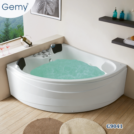 Bồn tắm góc tam giác đặt góc phòng tắm tiết kiệm diện tích với hệ thống jet massage