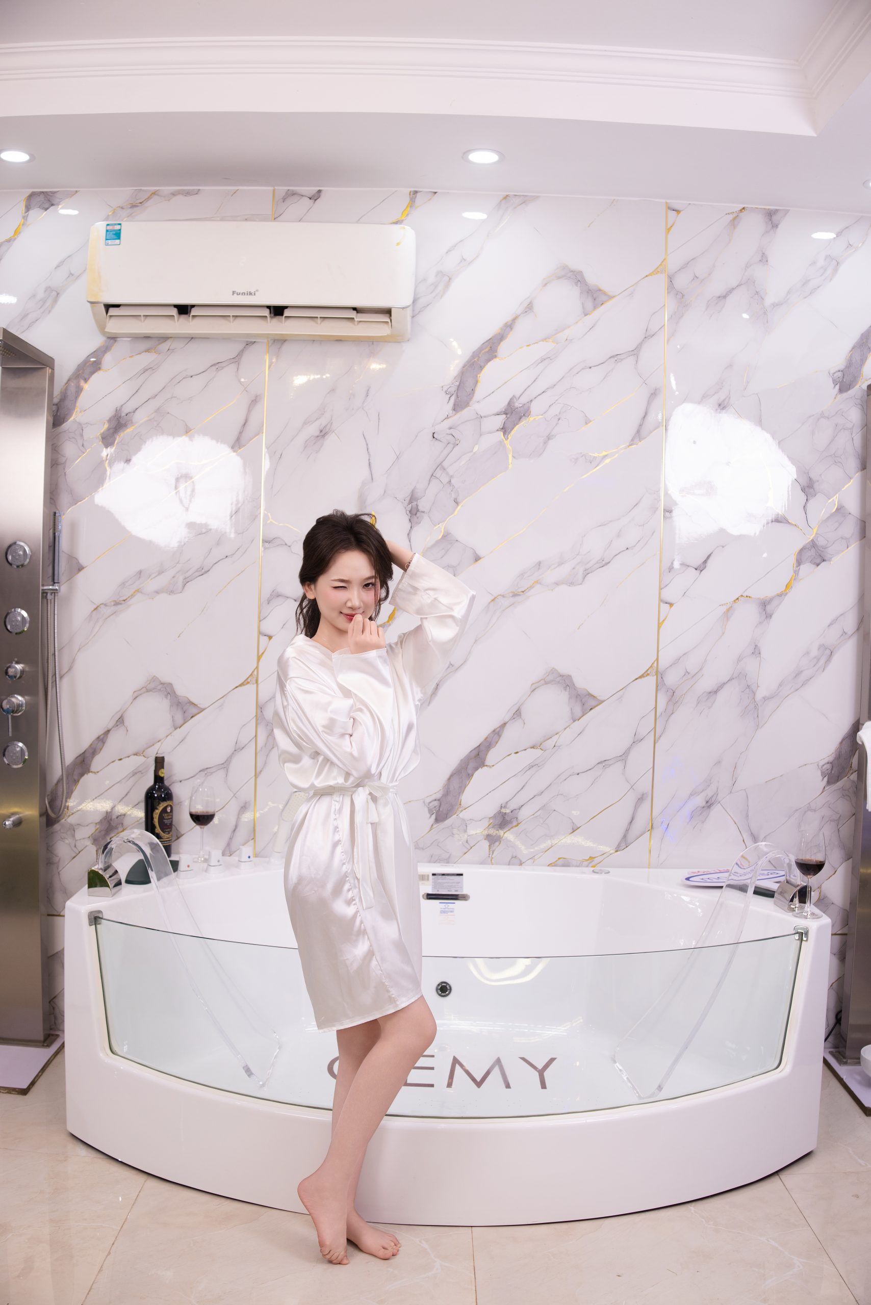 Khối bồn tắm Gemy G9079 đặt sàn hoàn thiện trong không gian biệt thự